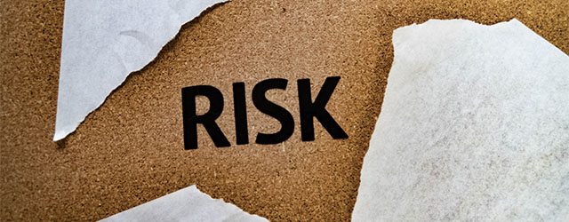 コルクボードに書かれたリスクの文字